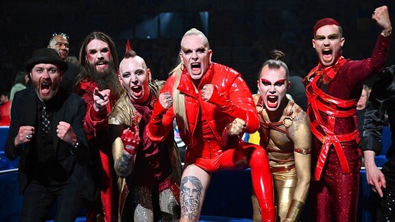  Lord Of The Lost aus Deutschland reagieren nach ihrem Auftritt mit «Blood & Glitter» beim Finale des 67. Eurovision Song Contest (ESC) in der M&S Bank Arena.