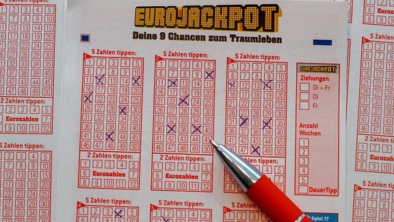 Ein Eurojackpot Schein wurde ausgefüllt.