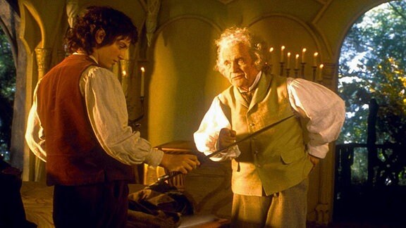 Elijah Wood und Ian Holm mit dem Charakter: Frodo Baggins und Bilbo Baggins im Film "Herr der Ringe".