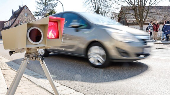 Ein GeschwindigkeitsmeÃgerät löst vor einer Schule in Wendelstein bei einem Auto aus.