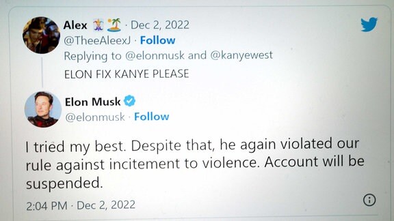 Elon Musk antwortet auf einen Fan von Kanye West, der ihn darüber informiert, dass West wegen Verstoßes gegen die Regeln gegen die Anstiftung zu Gewalt von Twitter suspendiert wurde.