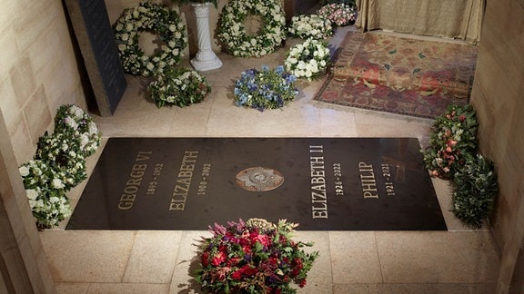Die Grabplatte von Königin Elizabeth II. von Blumenkränzen umgeben in der kleinen König-George-VI.-Gedenkkapelle auf dem Gelände von Schloss Windsor.