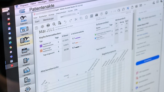 Auf einem Bildschirm ist eine elektronischen Patientenakte mit einem E-Rezept zu sehen.