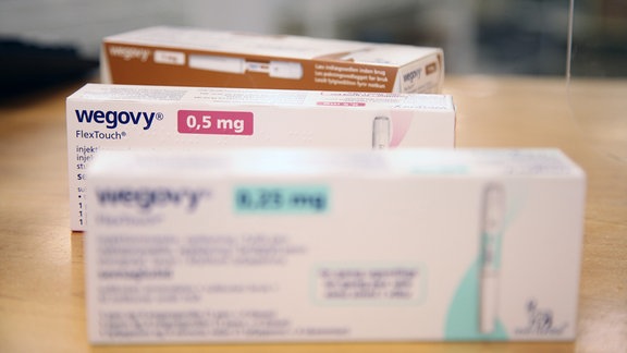 Verschiedene Packungen des Abnehmmittels "Wegovy" des Pharmakonzerns Novo Nordisk