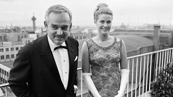Rainier III., Fürst von Monaco (1923-2005) und Fürstin Grace von Monaco, in einem Kleid von Givenchy, beim Bal Petits Lits Blancs in Powerscourt in Enniskerry, Grafschaft Wicklow, Irland, 6. Juli 1965. 