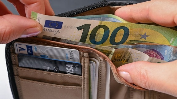 Verschiedene Eurobanknoten stecken in einer Geldbörse