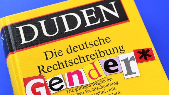 Schriftzug Gender* auf deutschem Wörterbuch