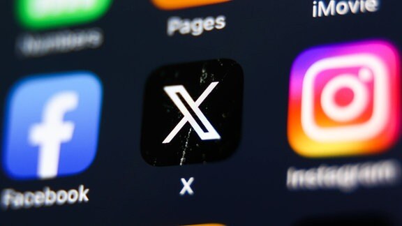Symbolbild: Facebook-, X- and Instagram-Icons auf einem Display