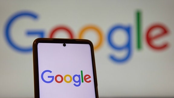 Google-Logo auf Smartphone- und Computerbildschirm