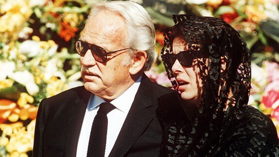 Fürst Rainier III. von Monaco begleitet seine Tochter Prinzessin Caroline zur Trauerfeier für ihren Ehemann Stefano Casiraghi am 6.10.1990 in der Kathedrale von Monaco. 