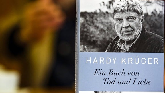 Hardy Krüger mit seinem Buch "Ein Buch von Tod und Liebe"