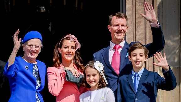 Die dänische Königsfamilie posiert vor der Kamera.