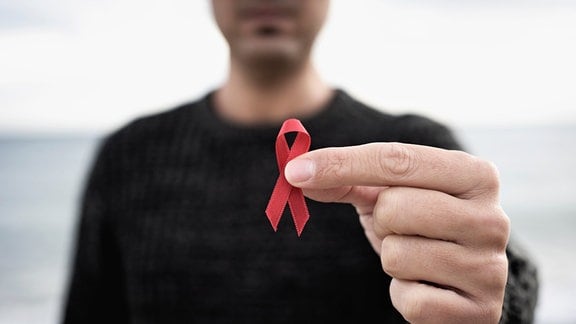 Die Rote Schleife ist weltweit ein Symbol der Solidarität mit HIV-Infizierten und AIDS-Kranken