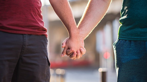 Symbolbild: Zwei Männer gehen Hand in Hand