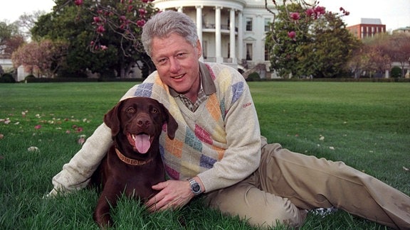 Präsident Bill Clinton mit Labrador Retriever, Buddy