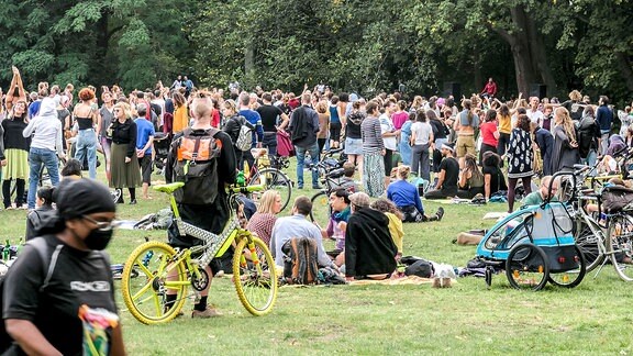 Junge Leute im Treptower Park in Berlin bei einer illegalen Goa-Party
