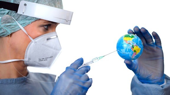 Symbolbild Corona-Impfstoff, Ärztin mit Spritze