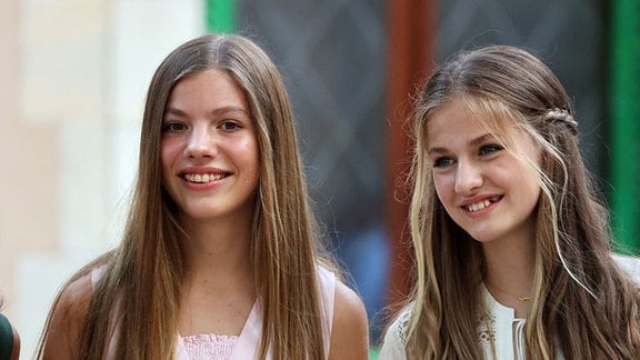 Infantin Sofia (l) und Prinzessin Leonor von Spanien lächeln zum Beginn ihrer jährlichen Familienurlaub auf der Insel.
