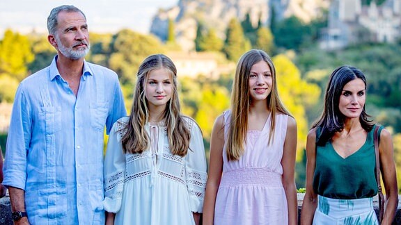 König Felipe, Königin Letizia, Prinzessin Leonor und Prinzessin Sofia von Spanien in La Cartuja de Valldemossa, am 01. August 2022, posieren während ihrer Ferien für die Presse 