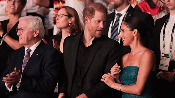 Prinz Harry (M), Herzog von Sussex, und seine Frau Meghan, Herzogin von Sussex, sowie Bundespräsident Frank-Walter Steinmeier nehmen an der Abschlussfeier der 6. Invictus Games teil.