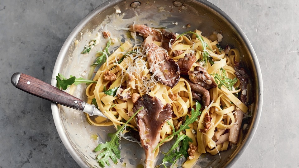 Rezept von Jamie Oliver: Tagliatelle mit Pilzen und Knoblauch | Das Erste