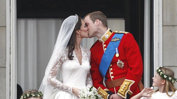 Prinzessin Catherine und Prinz William küssen sich auf dem Balkon des Buckingham Palast