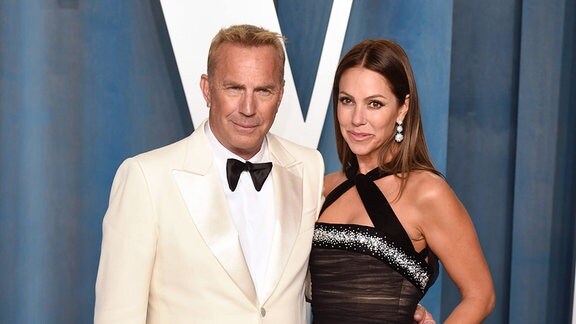 Kevin Costner und Christine Baumgartner auf der Vanity Fair Oscar Party 2022