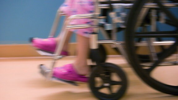Kind im Rollstuhl
