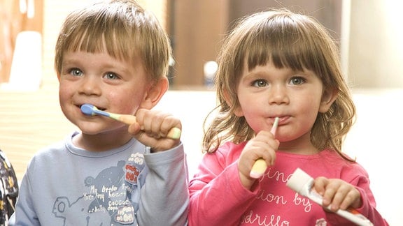 Zwei Kinder beim Zähneputzen