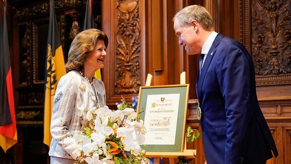 Königin Silvia von Schweden erhält von Eckart Würzner (parteilos), Oberbürgermeister der Stadt Heidelberg, im Rathaus die Urkunde zur Ehrenbürgerin.