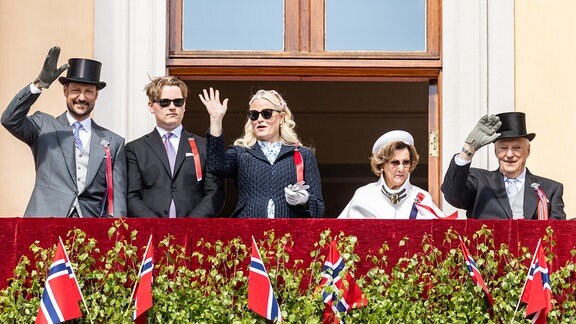 Kronprinz Hakon Magnus, Prinz Sverre magnus, Kronprinzessin Mette Marit, Königin Sonja und König Harald