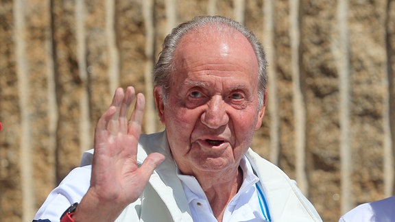 Juan Carlos, Altkönig von Spanien, winkt.