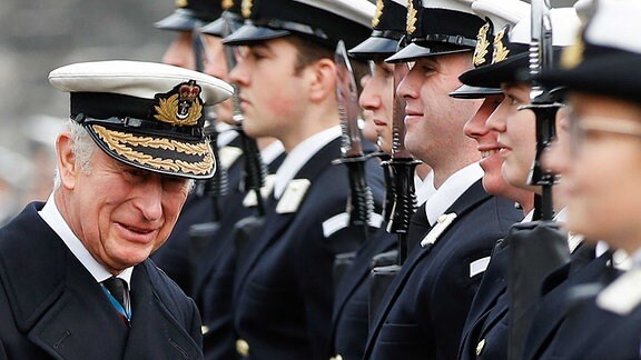 Der britische Prinz Charles (l), Prinz von Wales, während eines Besuchs im Britannia Royal Naval College. 
