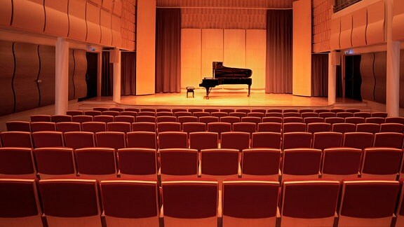 Ein Konzertsaal, der leer ist