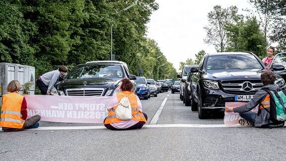 Straßenblockade der letzten Generation. Am 16.05. Blockierten Aktivisten der Gruppe Aufstand der letzten Generation eine Autobahnausfahrt der Autobahn 95 in Fürstenried west München, klebten sich dabei unteranderem mit Sekundenkleber auf der Straße fest und forderten den stop des Fossilen Wahnsinns.