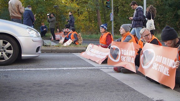 Klima Aktivisten blockieren erneut Berliner Autobahnabfahrt im morgendlichen Berufsverkehr.