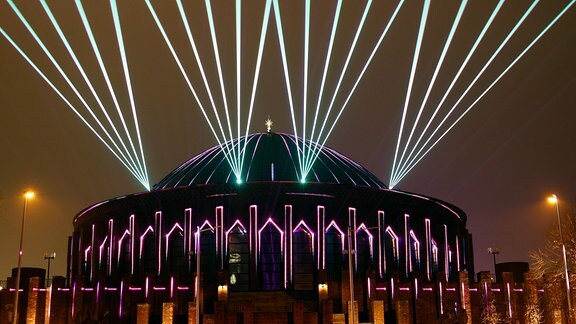 Lichtinstallation wird mit der Musik von Kraftwerk auf das Gebäude der Tonhalle projiziert.