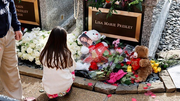 Fans besuchen das Grab von Lisa Marie Presley während ihrer Gedenkfeier 