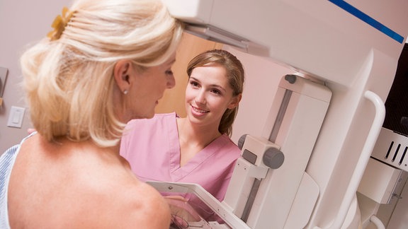 Patientin und Ärztin bei Mammographie