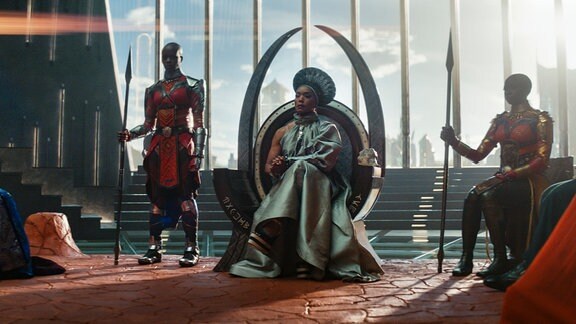 Dorothy Steel als Merchant Tribe Elder, Florence Kasumba als Ayo, Angela Bassett als Ramonda, und Danai Gurira als Okoye in einer Szene von 'Black Panther: Wakanda Forever.'