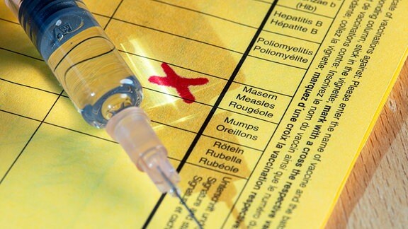 Masern Impfung, Impfpass, Spritze mit Masernimpfstoff. (Symbolfoto)