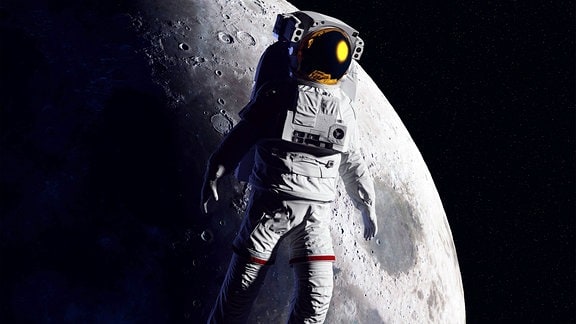 Illustration - Astronaut schwebt vor dem Mond im All.