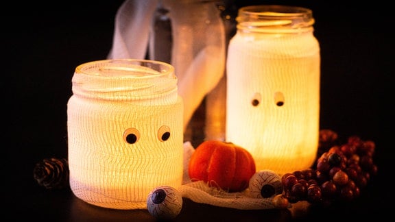 Mumienteelichter leuchten in Halloween-Deko