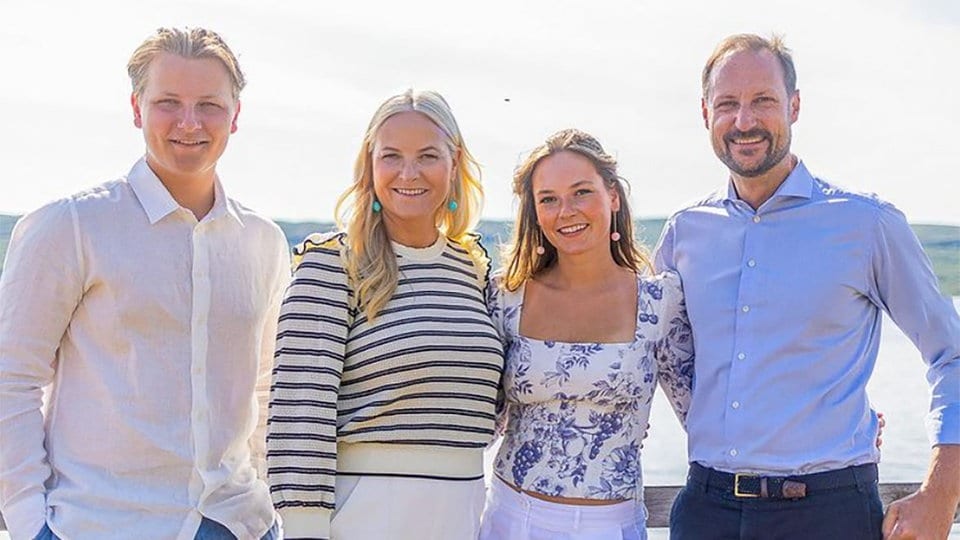 La familia real noruega: el príncipe heredero Haakon y su esposa Mette-Marit envían saludos festivos