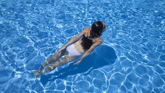 Eine Frau in einem Schwimmingpool.