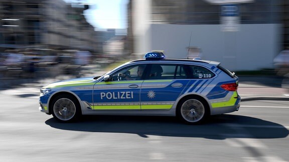 Ein Polizeiauto fährt mit Blaulicht über die Sonnenstraße am Stachus vorbei. Während des G7 Gipfels ist viel Polizei in der Landeshauptstadt zu sehen.