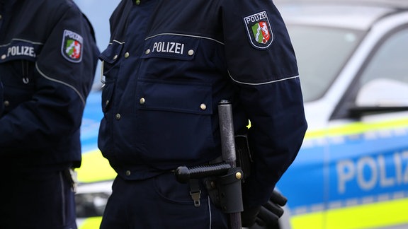 Schriftzug und Wappen auf einer Polizei-Jacke