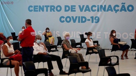 Geimpfte warten in einem Impfzentrum in Portugal.