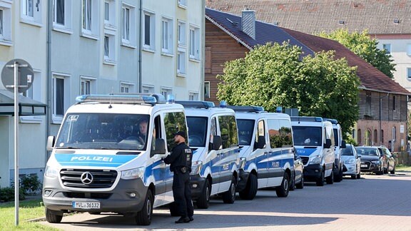 Für Befragungen und Untersuchungen des Areals sind Polizisten in Pragsdorf bei Neubrandenburg eingetroffen.