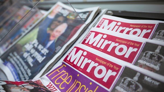 Die britische Zeitung «Daily Mirror» wird an einem Kiosk verkauft.